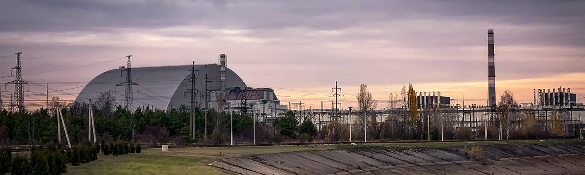 L'alba sulla centrale nucleare di Chernobyl