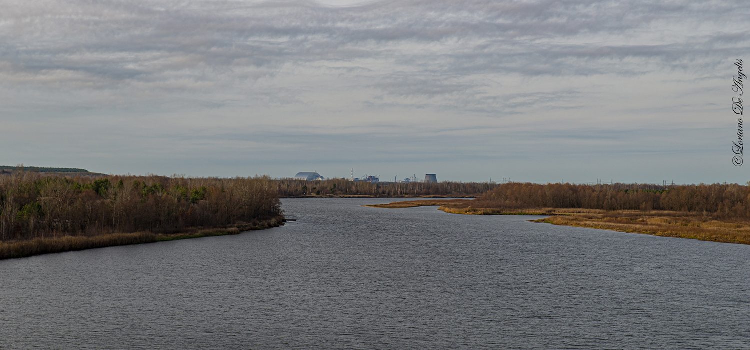 Veduta del ChNPP dal ponte sul fiume Pripyat